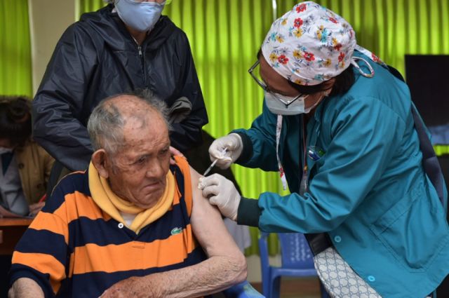 Salud de Tarija prevé empezar a vacunar  a adultos mayores de 60 años el 26 de abril