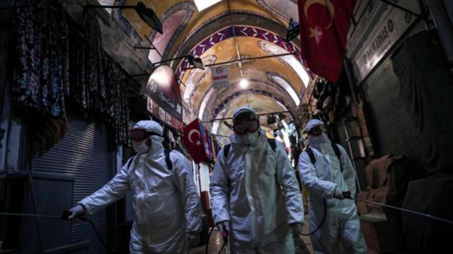Turquía impone toque de queda por Covid-19