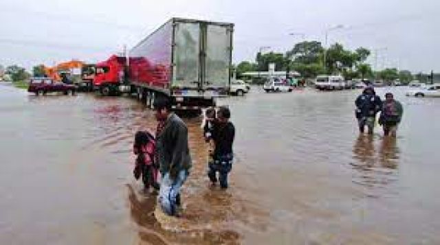 Lluvias causan inundaciones en las calles de Santa Cruz
