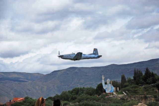 Vecinos ven riesgo constante por entrenamientos aéreos en la urbe de Tarija