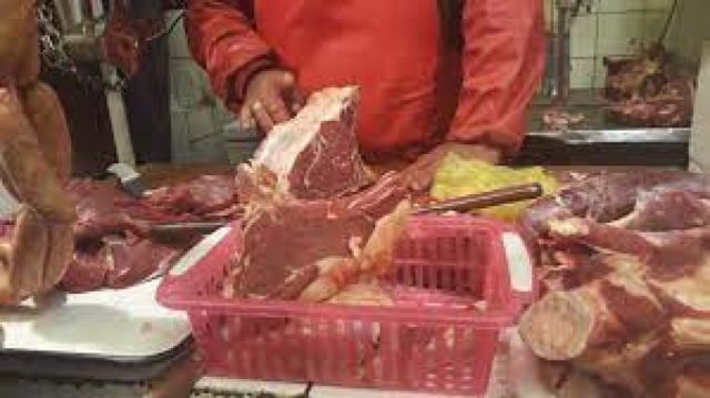 Gobierno abre diálogo con ganaderos y comerciantes de carne para tratar los sobreprecios