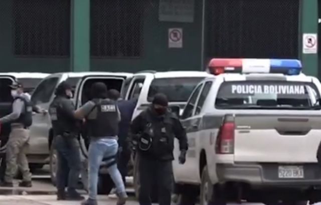 Cae banda de atracadores de bolivianos y peruanos que tenían armas y distintivos de la Felcn en Santa Cruz