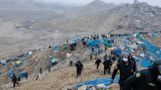 Miles de peruanos que se quedaron sin techo por la pandemia crean un asentamiento temporal en las afueras de Lima (VIDEO)
