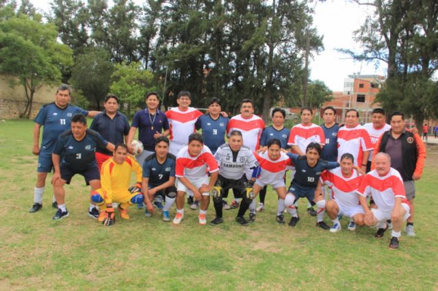 Ambas escuadras posaron juntas.