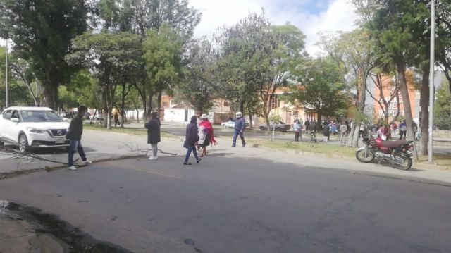Padres retoman bloqueos por el bono estudiantil, Alcaldía de Tarija garantiza el pago del beneficio
