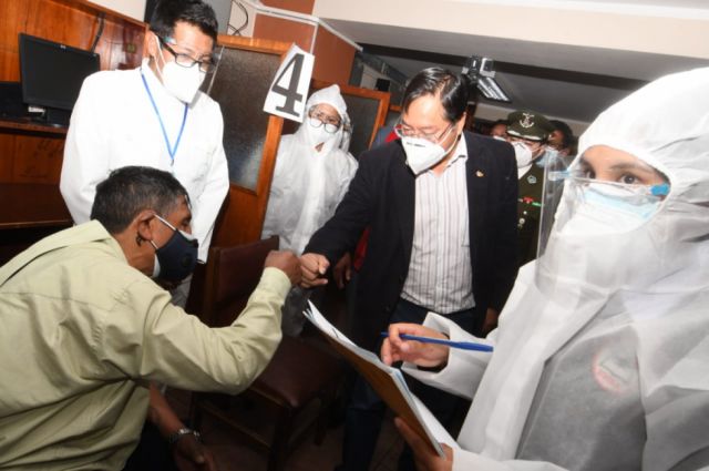 Arce anuncia que un millón de vacunas llegará hasta el 15 de mayo