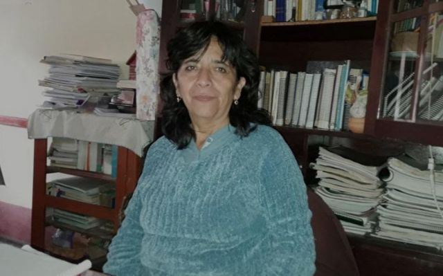 Profesora Fátima recibe reconocimiento por su trayectoria en Tarija