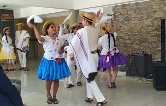 El alcalde Lema entrega vestimenta típica tarijeña a la Escuela Municipal de Música 