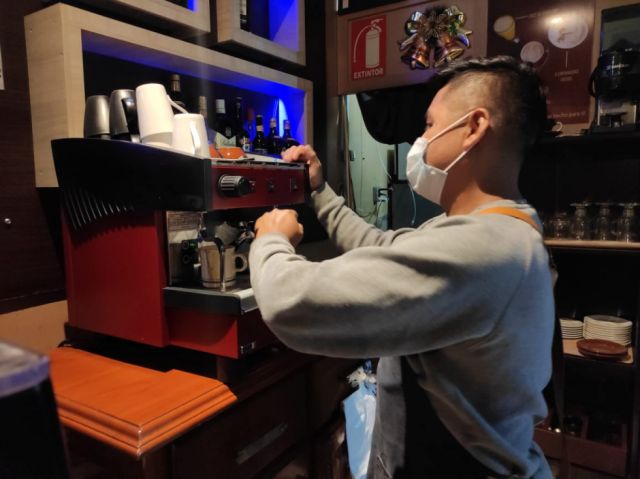 Grover Aguilar preparando lo cafés de los clientes