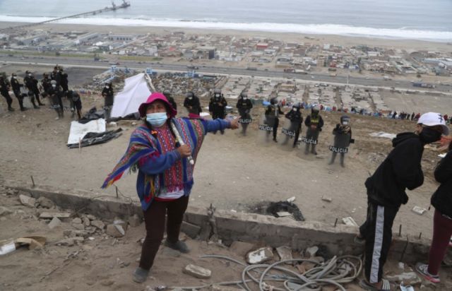 Perú: Policía desaloja a personas sin viviendas