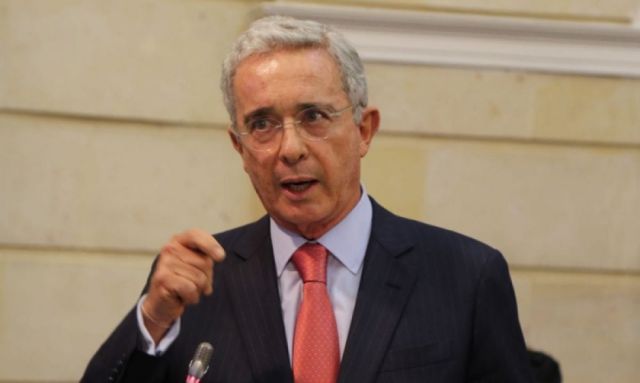 Uribe apoya militarizar las calles de Colombia