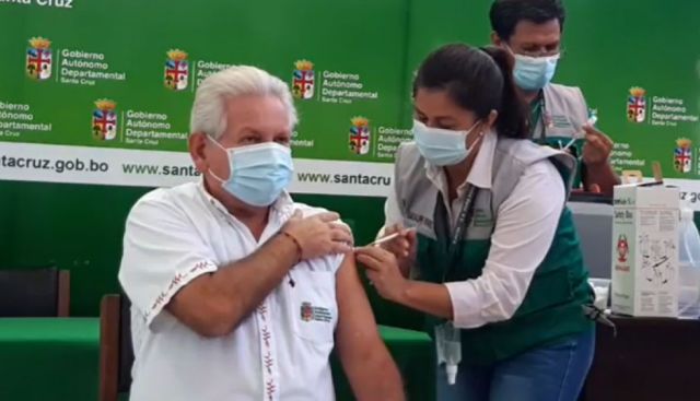 Rubén Costas, su esposa y autoridades del Sedes reciben la vacuna