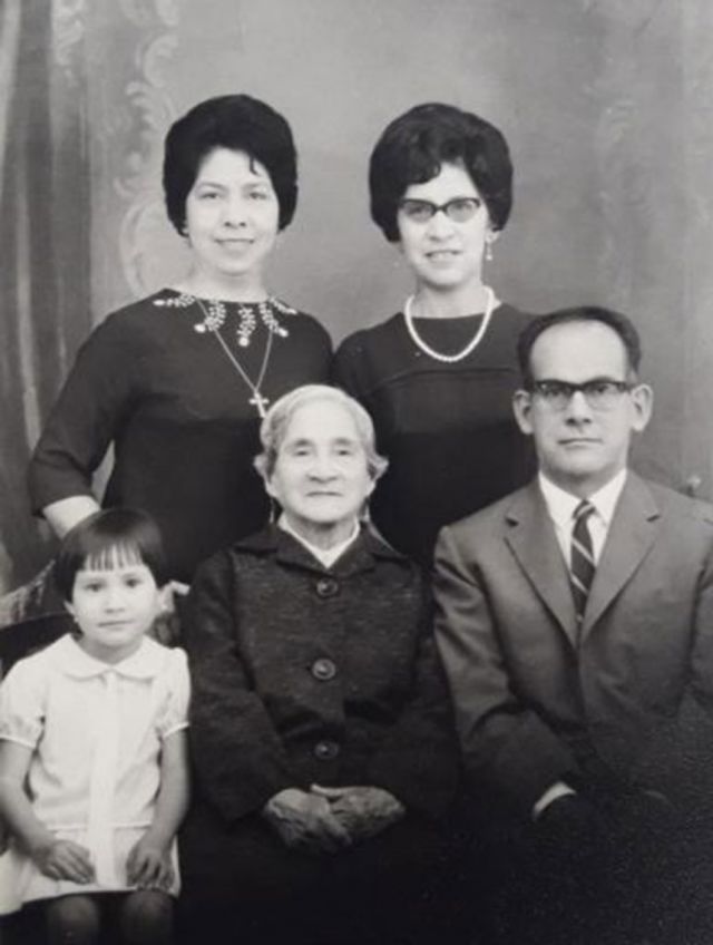 De pie: Lucy y Emma Espinosa L. Sentados: Lourdes, Amalia Lora  y Adhemar Espinosa L.