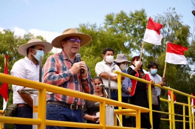 Adrián Oliva en la entrega de la planta de tratamiento de aguas
