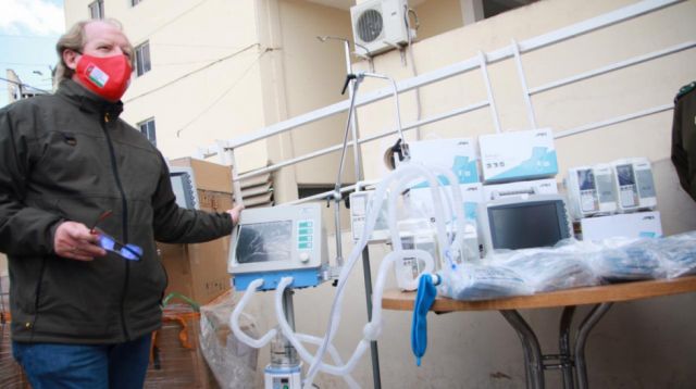 Adrián Oliva en la entrega de equipo médico