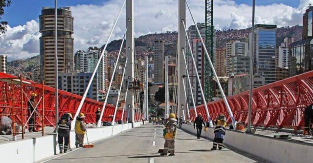Dos jóvenes mueren tras caer del puente Las Américas en La Paz