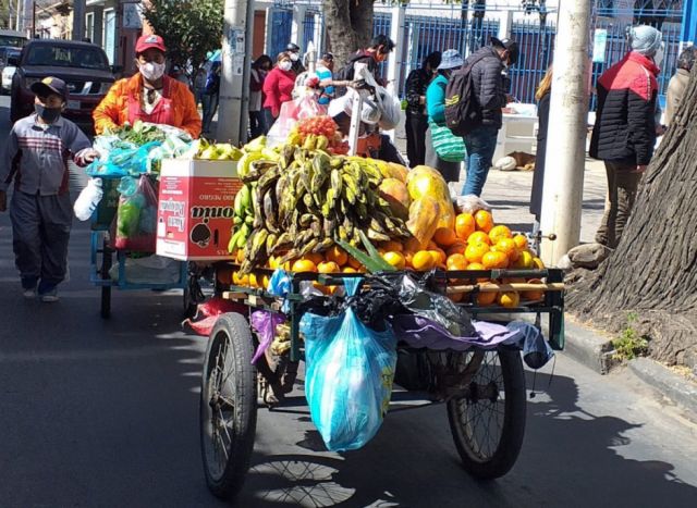 La lucha diaria de trabajar con wawas en las calles
