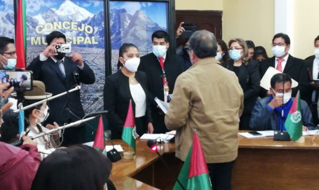 Iris Flores de 20 años de edad asume como Presidenta del Concejo Municipal de El Alto