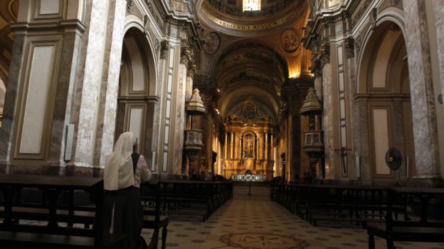 Dos monjas enfrentan cargos en histórico juicio por pedofilia en Argentina