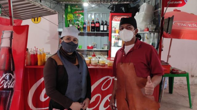Raquel Caliva y Víctor Miranda en su puesto Más que Delicioso.