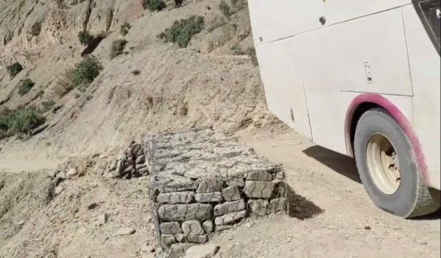 Bus transita en reversa por varios metros para eludir un derrumbe en la carretera Villazón-Tarija (Video)