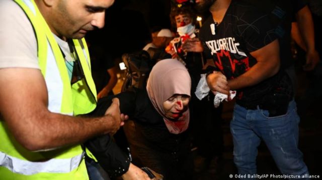 Policía israelí se enfrenta a palestinos en Jerusalén