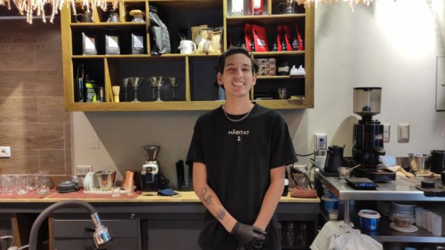 Nicolás Navarro, el barista del café.