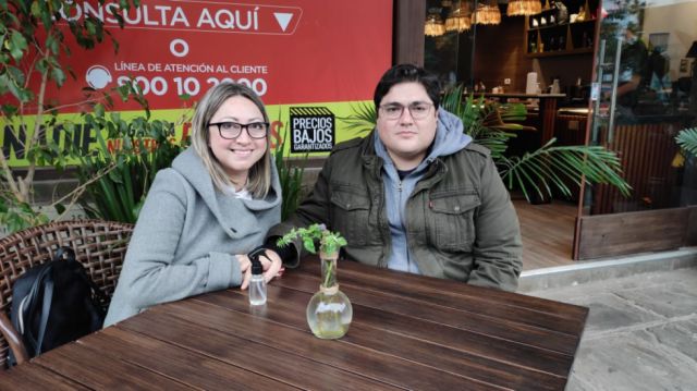 Silvia Llanos y René Cavero eligieron tomar su café al aire libre.