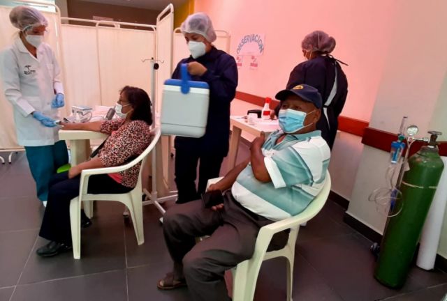Ancianos rehúyen a la vacuna por miedo y desinformación en Tarija 