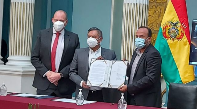 Bolivia firma acuerdo para la producción de hasta 15 millones de vacunas y gestiona la patente ante la OMC