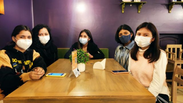 Este grupo de amigas se juntó a pasar la tarde juntas.