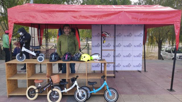 Ernesto Vaca armaba el puesto de Sur Bike.