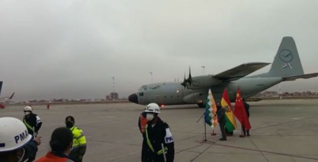 Llegan 331.200 dosis de la vacuna china Sinopharm a Bolivia