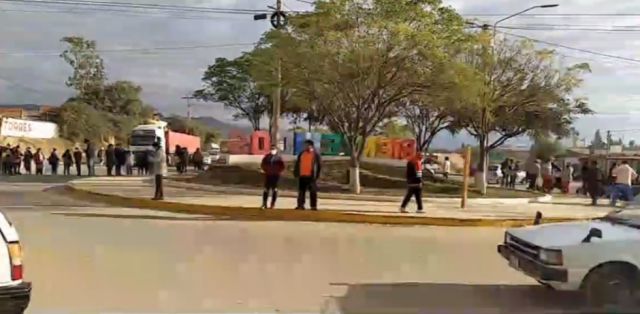 Padres de familia instalan bloqueos en demanda de ítems de educación para Tarija