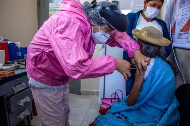 Adultos mayores del área rural de la provincia Cercado reciben la vacuna contra el Covid-19