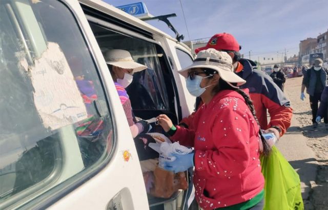 Eva Copa sale a las calles de El Alto a controlar y repartir barbijos