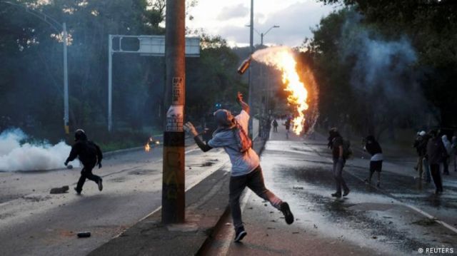 Protestas suman muertes y lesionados en Colombia
