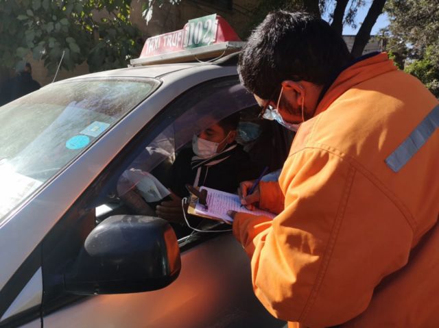 Controlan cumplimiento de medidas de bioseguridad en el transporte público de Tarija