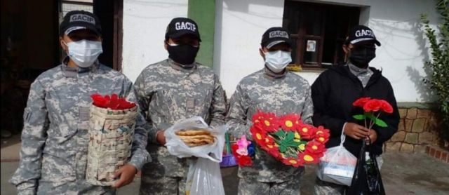 Policía agasajó a madres en Tarija y habló sobre violencia 