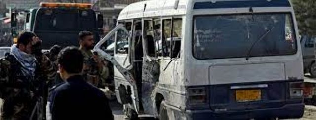 Cuatro muertos en la explosión de un autobús con profesores universitarios en Afganistán 