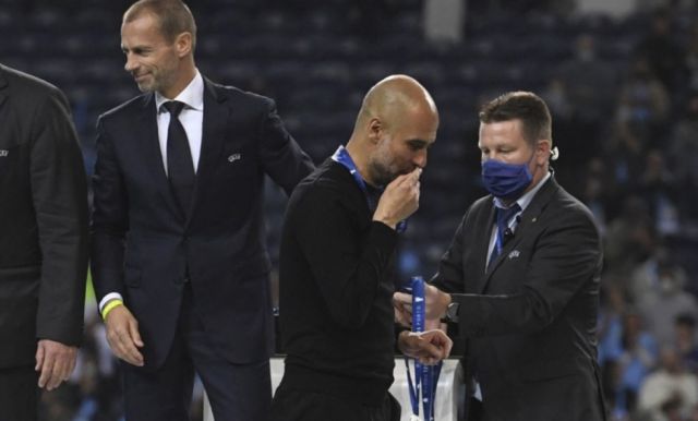 El gesto de Pep Guardiola con la medalla del segundo puesto que recorre el mundo