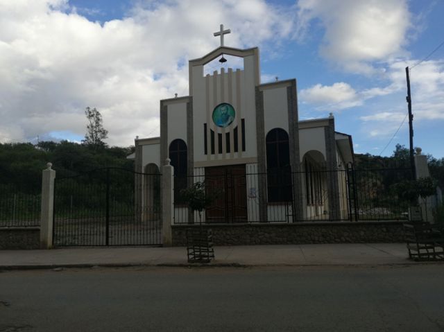Iglesia en Tomatitas, frente al bosquecillo