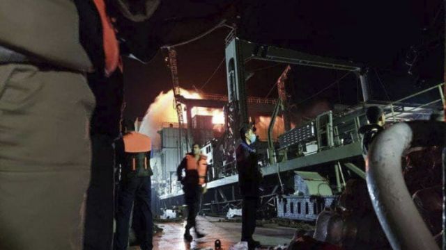 El buque de apoyo de la Armada iraní Kharg tras sufrir un incendio en el golfo de Omán. 2 de junio de 2021.