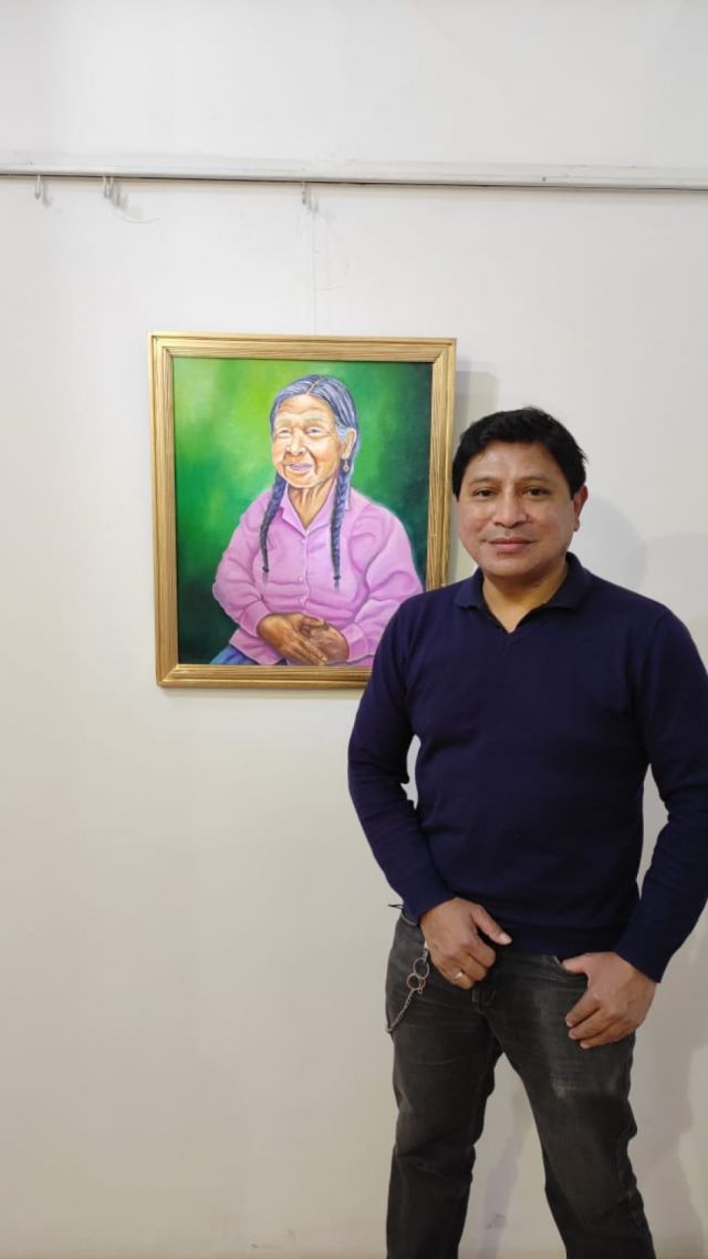 Omar Zelaya con una de sus obras.
