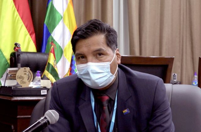 Más de 10.000 bachilleres reciben Bs 1.000