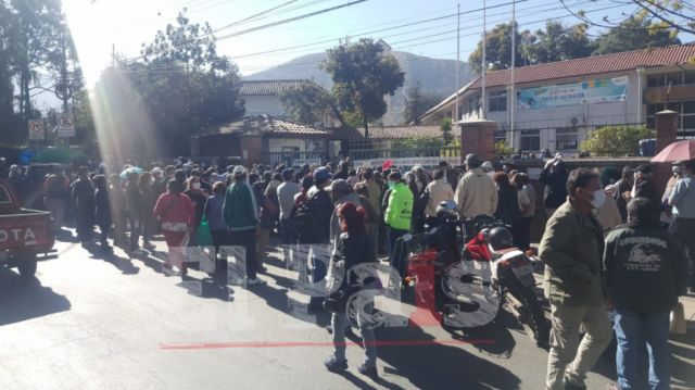 Aglomeración de personas en el punto de vacunación ubicado en la Escuela Técnica de Salud Boliviano Japonesa.