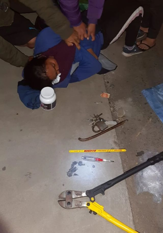Mujer atrapada robando