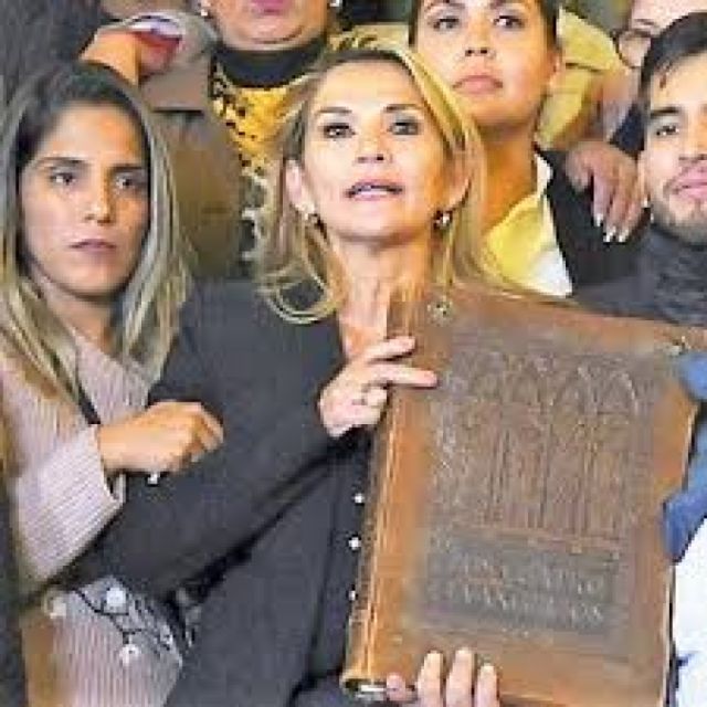 Áñez aclara que su declaración sobre Mesa se basó en el libro La revolución de las Pititas