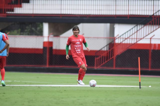 Martins recibe el apoyo de  los protagonistas del fútbol 
