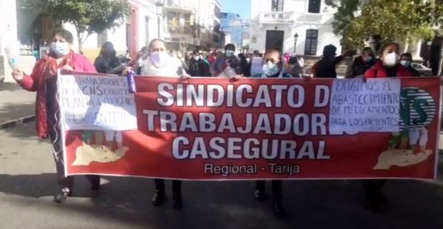 Trabajadores de la CNS Tarija marchan en demanda de insumos médicos y oxígeno